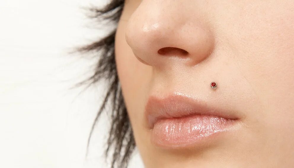 Пирсинг над губой верхней у девушек фото The Simple Guide to 12 Types of Lip Piercings UrbanBodyJewelry.com
