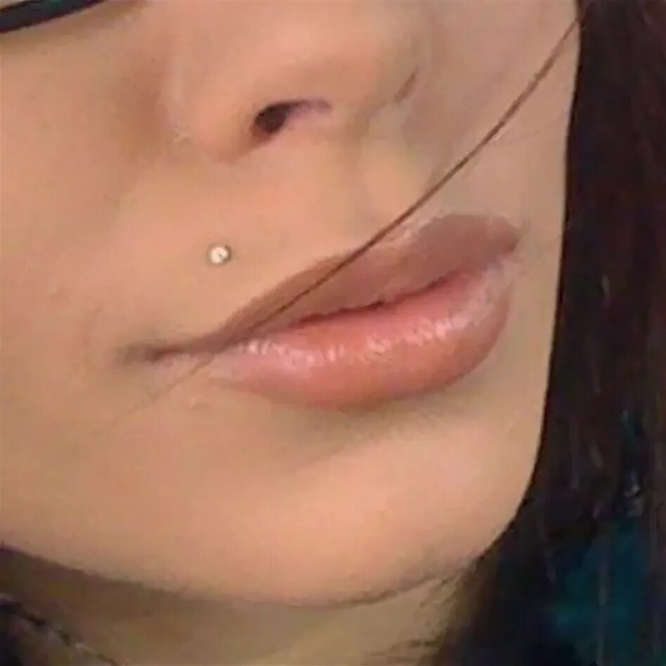 Пирсинг над губой верхней у девушек фото Monroe Piercing Ideas: Unique and Stylish Lip Piercings