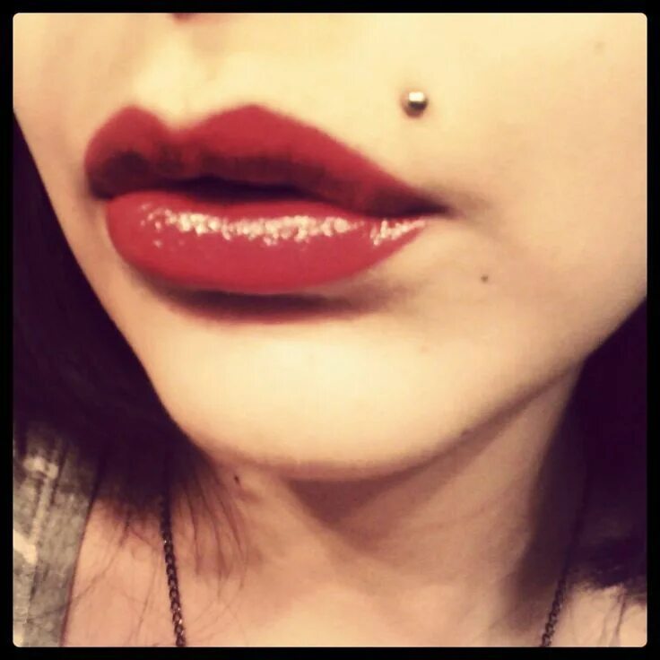 Пирсинг над губой верхней у девушек фото Monroe Piercing