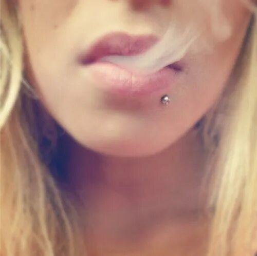 Пирсинг над губой верхней у девушек фото Sizce dil piercingi mi dudak altı piercingi mi? - KizlarSoruyor