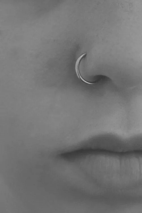 Пирсинг носа кольцо сбоку фото nose ring Nose piercing, Piercing, Cool piercings