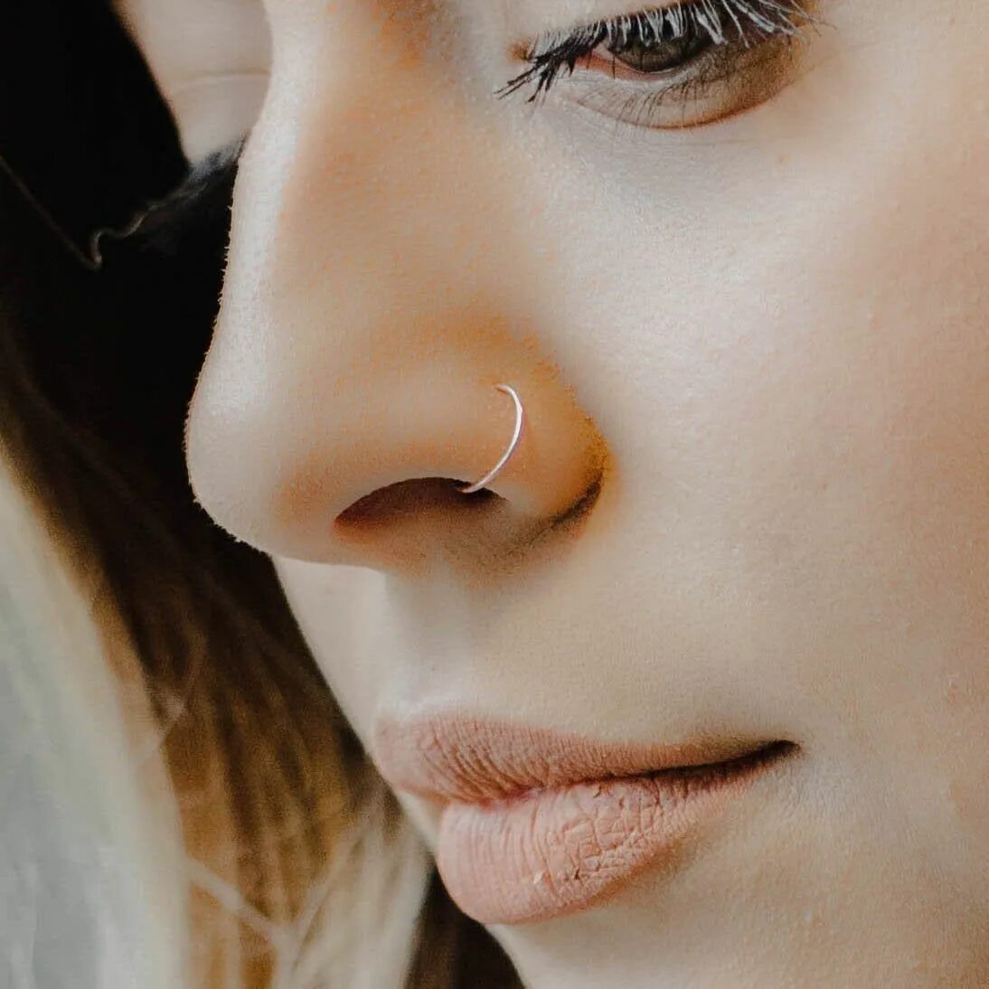 Пирсинг носа кольцо сбоку фото Ultra Thin 24g Rose Gold Fill Nose Ring Hoop 7mm 8mm Etsy Nose piercing hoop, No