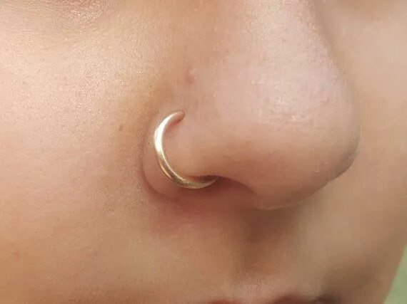 Пирсинг носа кольцо сбоку фото Gold Nose Ringnose ringnose ring 20Gnose ringREAL nose Etsy Nose ring jewelry, N