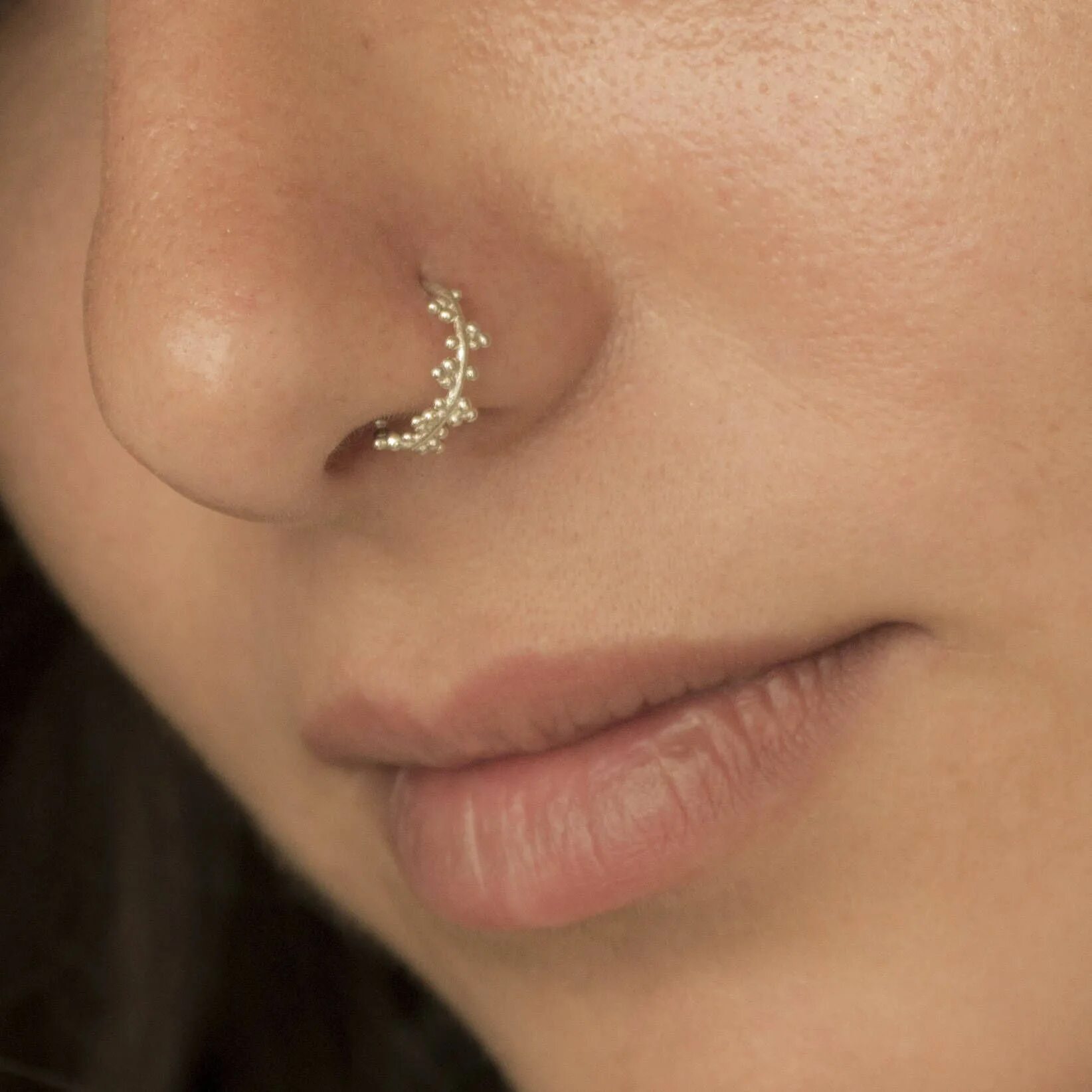 Пирсинг носа кольцо сбоку фото Silber Nasenring, Einzigartiger Nasenring, Boho Piercing, Indianer Nasenring, Bo