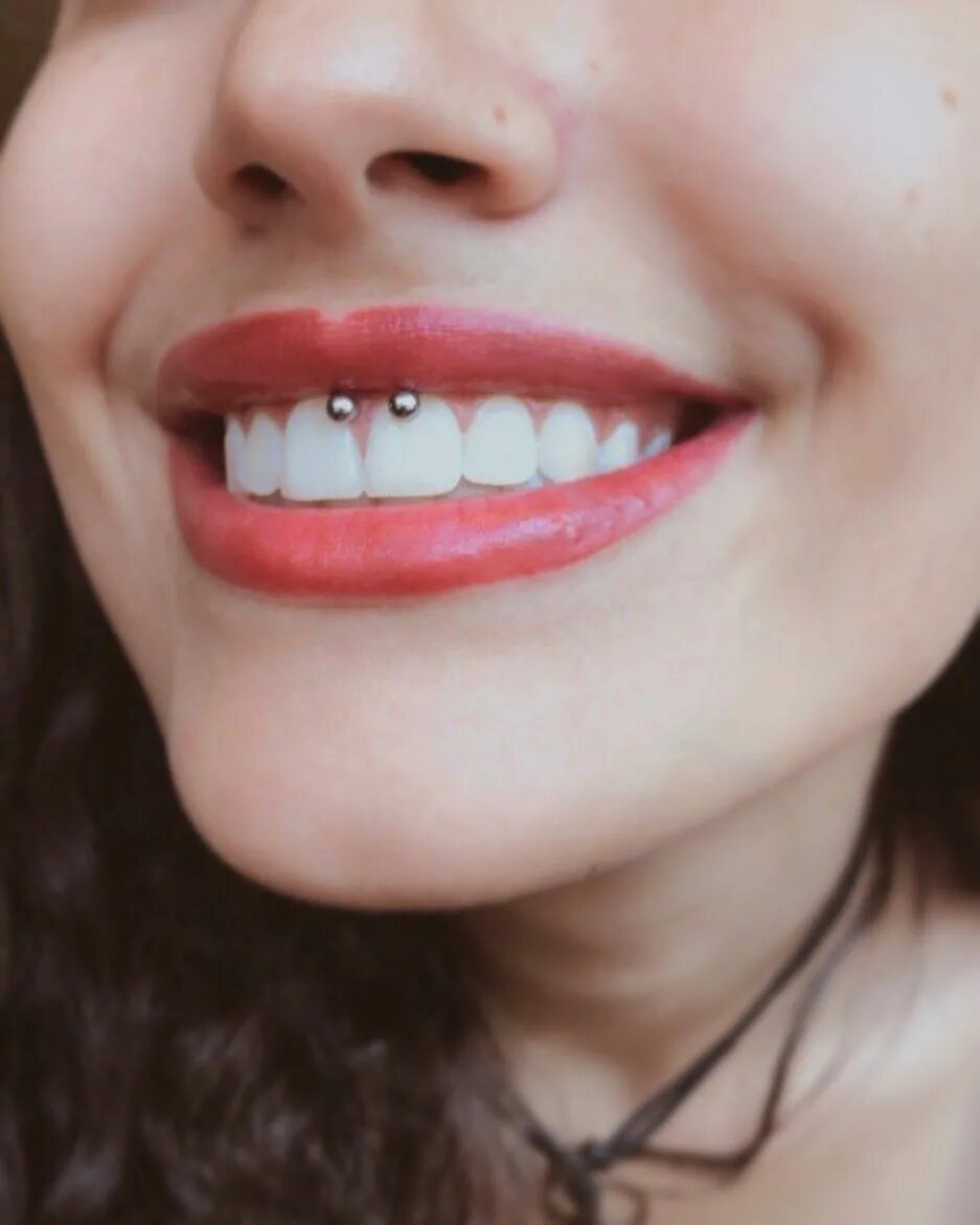 Пирсинг под верхней губой фото Piercing Smiley Piercing smiley, Piercing lèvre, Piercing tragus