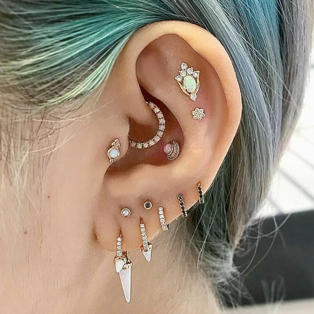 Пирсинг уха фото How to Nail the Coolest Piercing Trend: The Curated Ear in 2023 Cool ear piercin