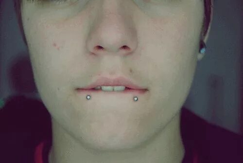 Пирсинг укус змеи фото tumblr guy with piercings - Google Search #lowerlippiercing Guys with lip pierci