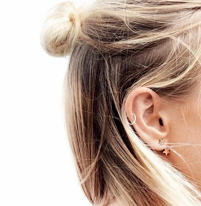 Пирсинг ушей 2024 модный фото 15 Cool-Girl Ear Piercings We Discovered on Pinterest Earings piercings, Piercin
