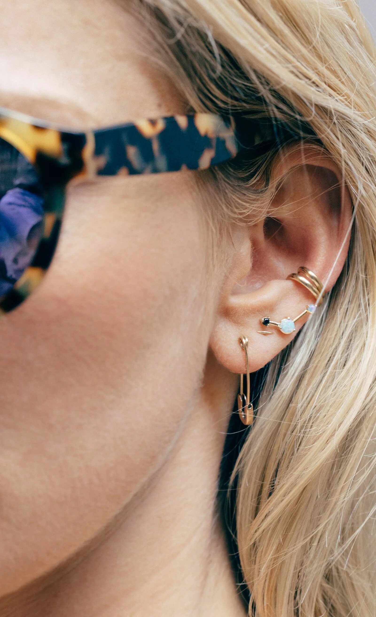 Пирсинг ушей 2024 модный фото An Ear Full Of Catbird Jewelry trends, Ear piercings, Multiple earrings