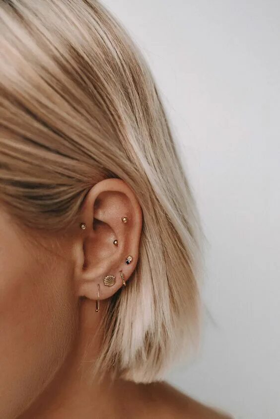 Пирсинг ушей 2024 модный фото Are Those Trendy Ear Piercings Helping You On A Wellness Level? Pretty ear pierc