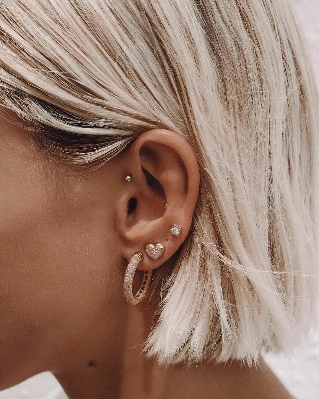 Пирсинг ушей 2024 модный фото Красивые серьги Piercings, Ear piercings, Piercing