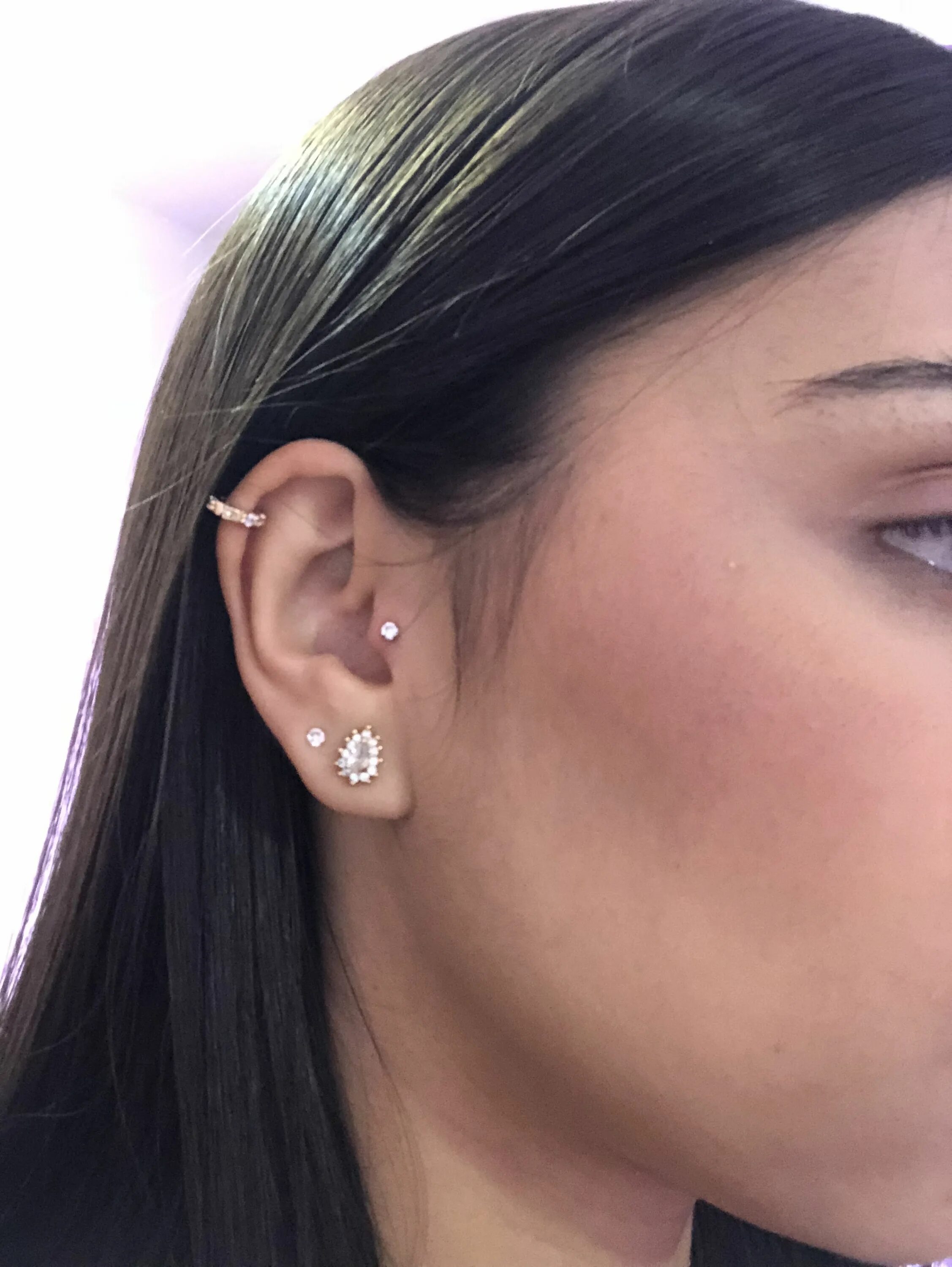 Пирсинг ушей 2024 модный фото Earing Piercings Bia Prado Ear piercings tragus, Ear piercings helix, Earings pi