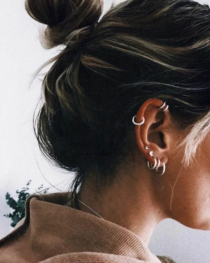 Пирсинг ушей фото девушек красивый #earpiercings Piercings, Brincos de turmalina, Piercings bonitos