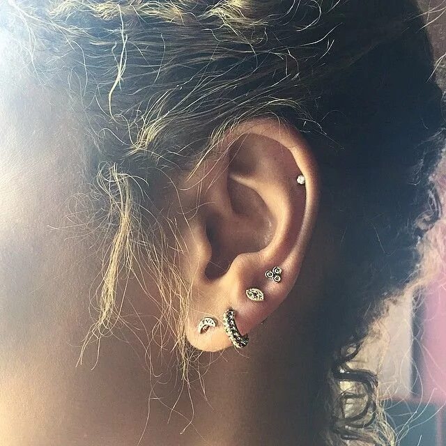 Пирсинг ушей фото женские Taye Hansberry on Instagram: "New piercing and new @jacquieaiche bling from her 
