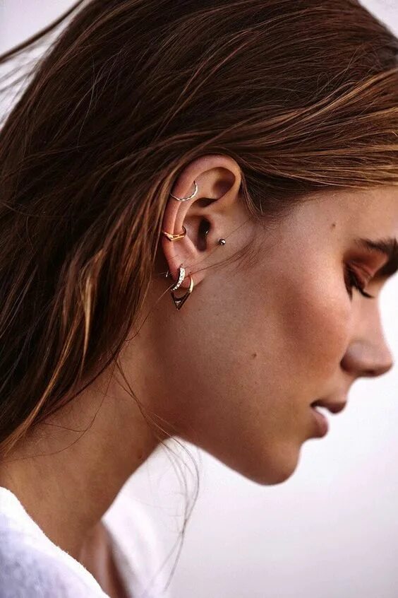 Пирсинг ушей фото женские The Crazy Thing About Acupuncture Piercing - The Chalkboard Ear piercings, Pierc