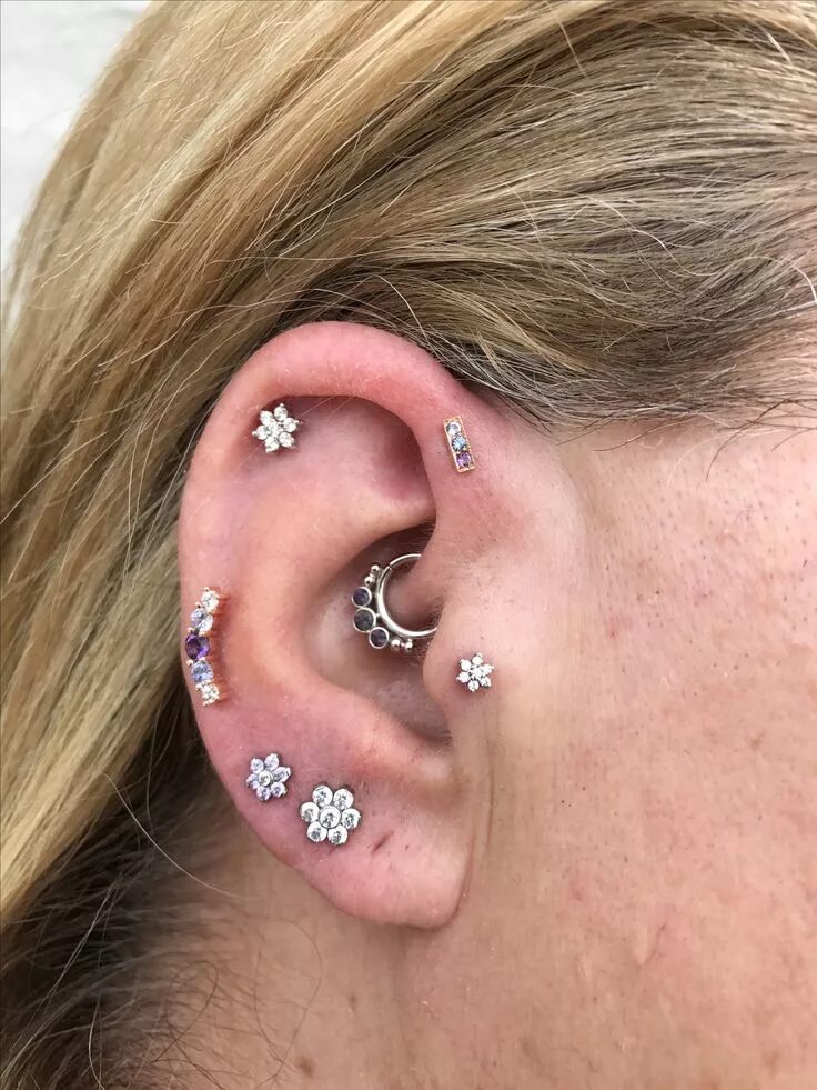 Пирсинг ушей виды и фото Daith, Targus, Forward Gelux and Helix piercing. Great job done by Bradlee at 10