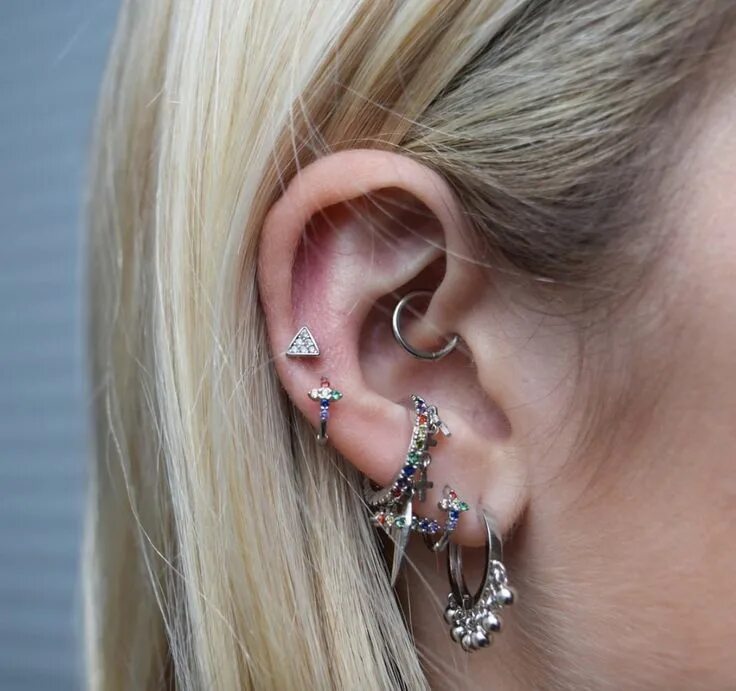 Пирсинг ушей виды и фото The Coolest Piercing Trends to Try This Year Minimalist ear cuff, Types of ear p