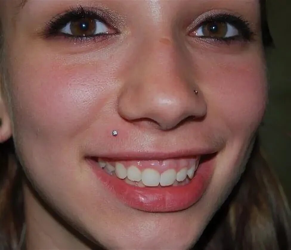 Пирсинг уздечки верхней губы последствия фото Piercing en el labio - fotos, tipos, cuidados y curación Piercing labio, Piercin
