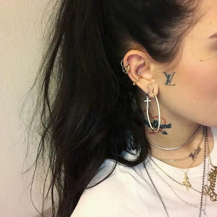 Пирсинг в ушах у девушек фото Pin by Ada on Tattoos Earings piercings, Piercings, Ear piercings
