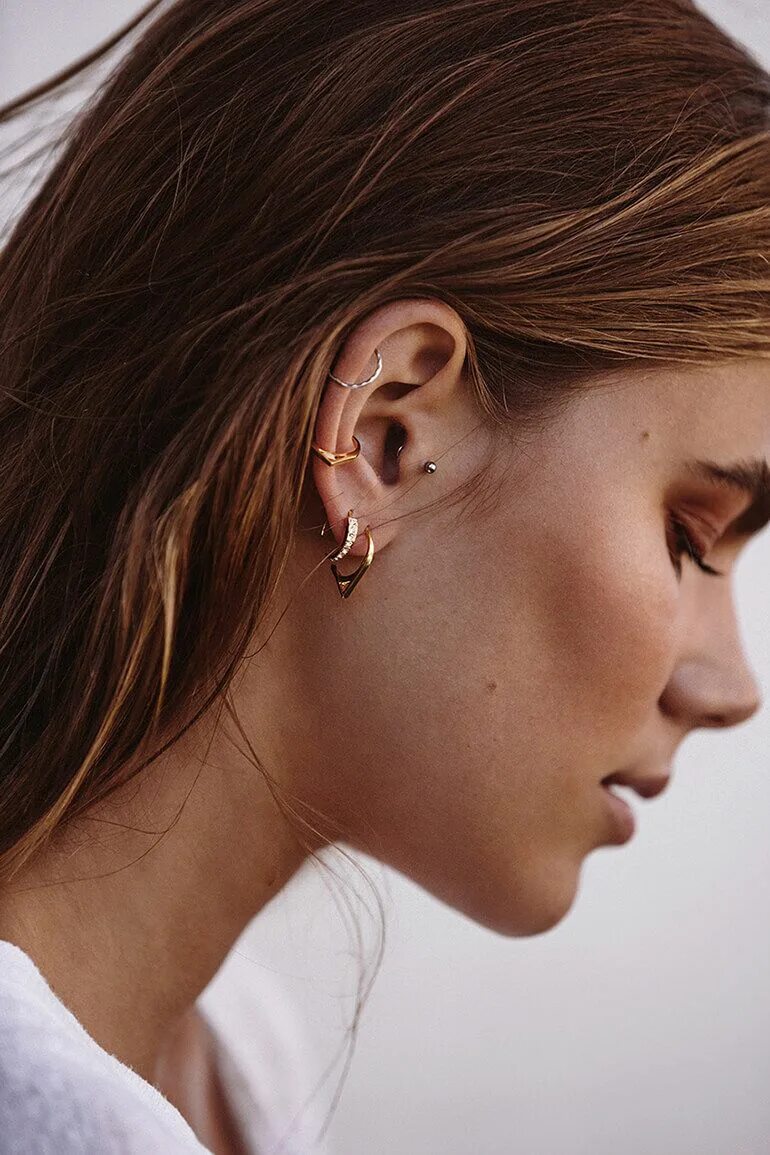 Пирсинг в ушах у девушек фото Get Minimal Simplicity with Sir the Label Ear jewelry, Ear piercings, Earings pi