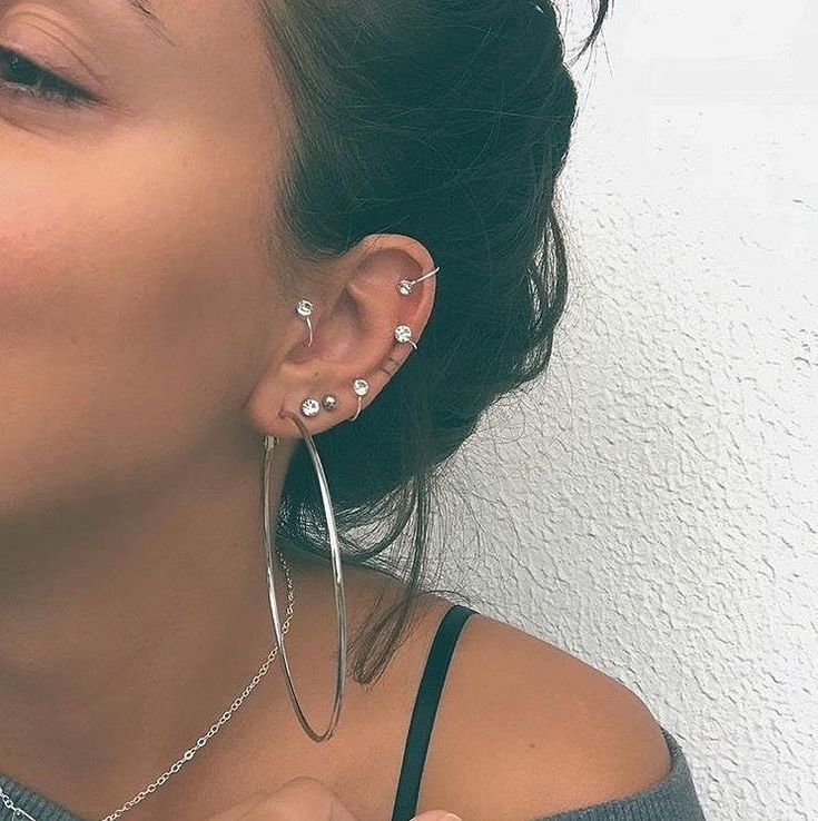 Пирсинг в ушах у девушек фото Ohrlochstechideen für Frauen Earings piercings, Ear jewelry, Types of ear pierci