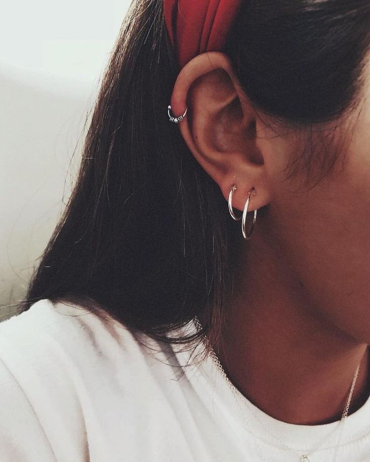 Пирсинг в ушах у девушек фото Pin by Valu Galiano on Aros Diamond earrings studs, Piercings, Bar post earrings