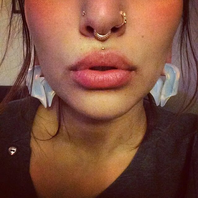 Пирсинг верхней губы фото catarinataylor's photo on Instagram Face piercings, Double nose piercing, Facial