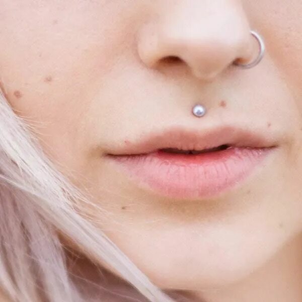 Пирсинг верхней губы фото Philtrum Piercing Lip piercing, Top lip piercing, Medusa piercing