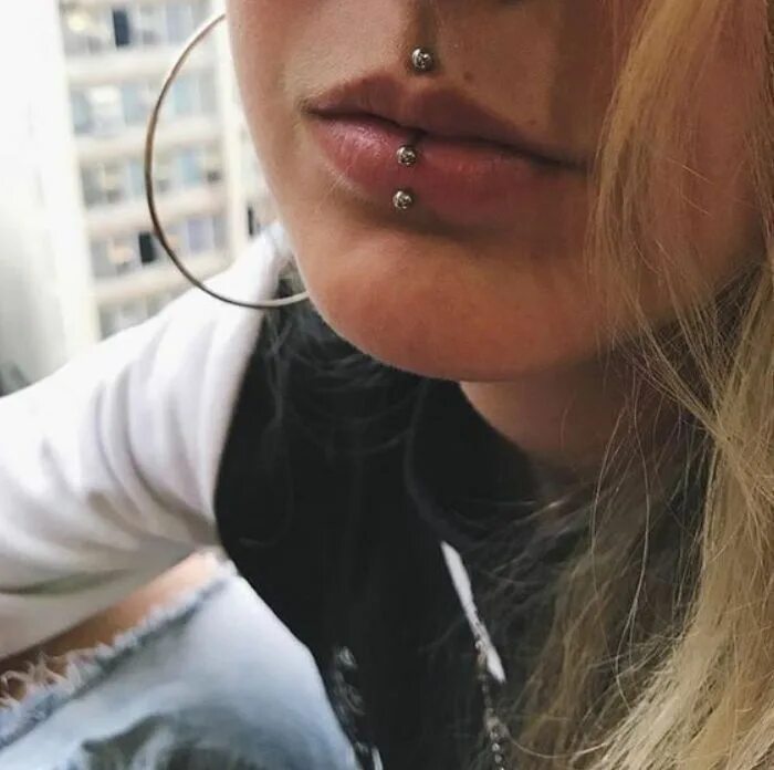 Пирсинг верхней губы фото Pin de Ale ska em Piercing Piercings corporais, Piercings faciais, Piercing no l