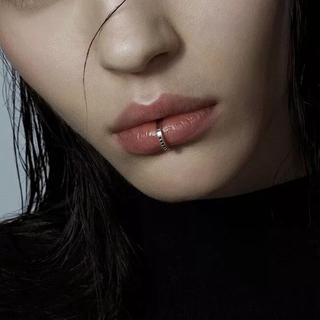 Пирсинг верхней губы фото Put A Ring On It Mouth piercings, Piercings, Lip piercing