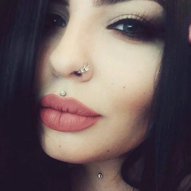Пирсинг верхней губы фото Beauty Piercings, Lip piercing, Medusa piercing