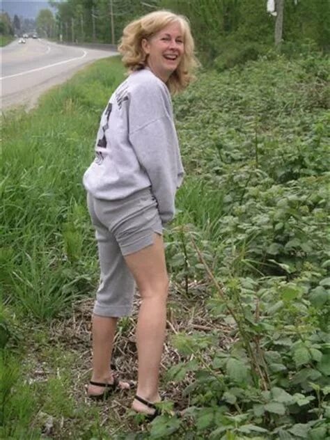 Писающие девушки на природе фото Can women pee standing up?
