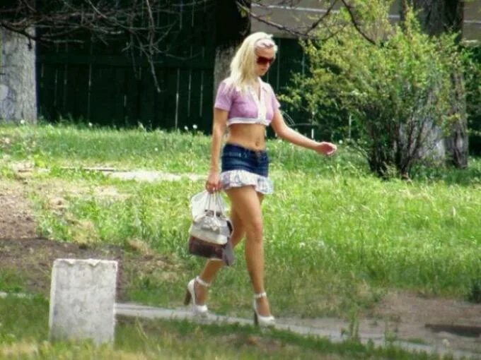 Писающие девушки на природе фото Девушки в очень откровенных нарядах - chemodur - ЖЖ