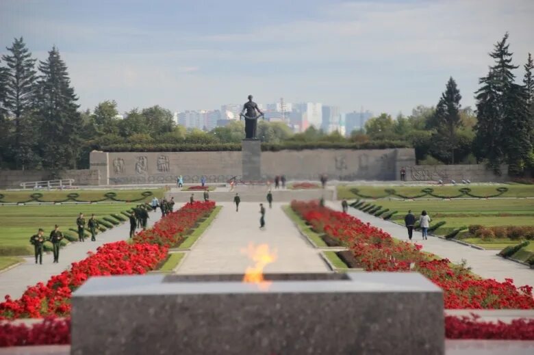 Пискаревское мемориальное кладбище санкт петербург фото Храня память о подвиге Ленинграда - Региональные - Пресс-центр - Общероссийский 