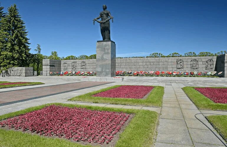 Пискаревское мемориальное кладбище санкт петербург фото К каким памятникам возлагать цветы на день города Санкт-Петербурга блог интернет
