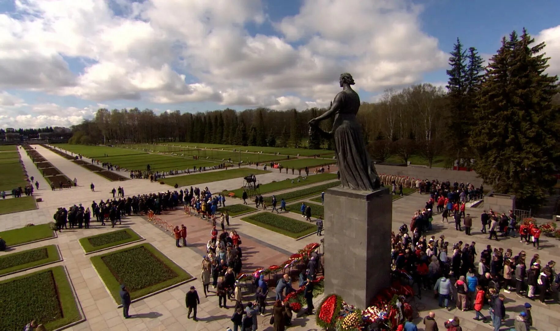 Пискаревское мемориальное кладбище санкт петербург фото Петербуржцы возложили цветы к монументу "Мать-Родина" на Пискаревском кладбище Т