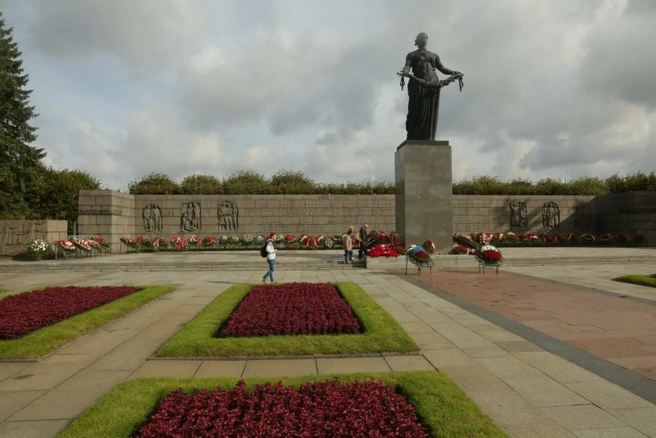 Пискаревское мемориальное кладбище санкт петербург фото "Blockade Diary" - a reward for yet another meanness