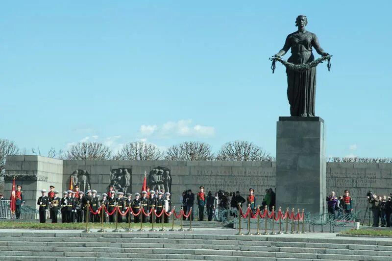 Пискаревское мемориальное кладбище санкт петербург фото На Пискаревском мемориальном кладбище состоялась торжественно-траурная церемония