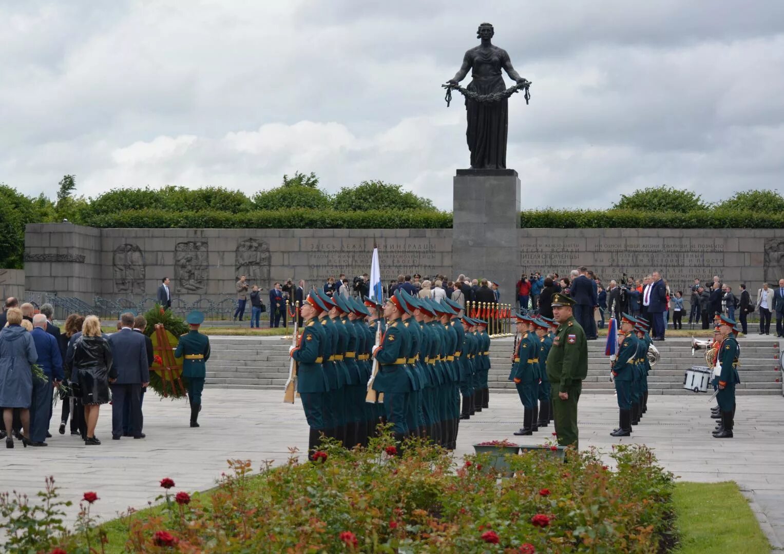 Пискаревское мемориальное кладбище санкт петербург фото Новости