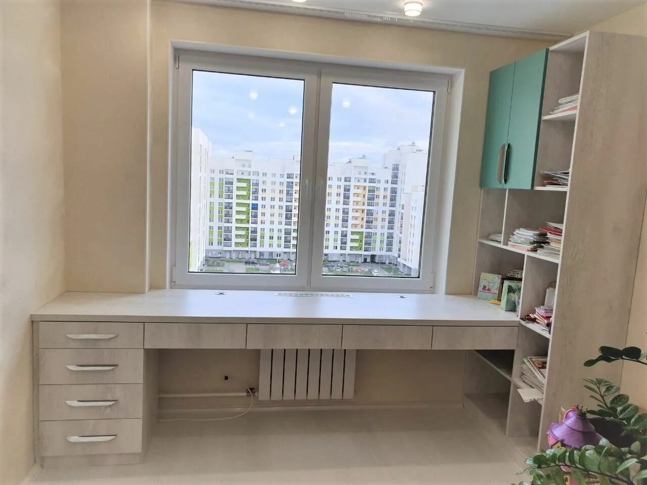 Письменный стол у окна фото Рабочий стол 2-2 Home room design, Small room design, Kids interior room