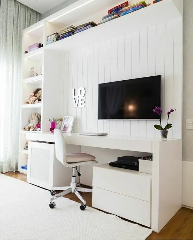 Письменный стол в интерьере комнаты Pin de Emanuela Semerean em Design Projeto de home office, Sala de design, Quart