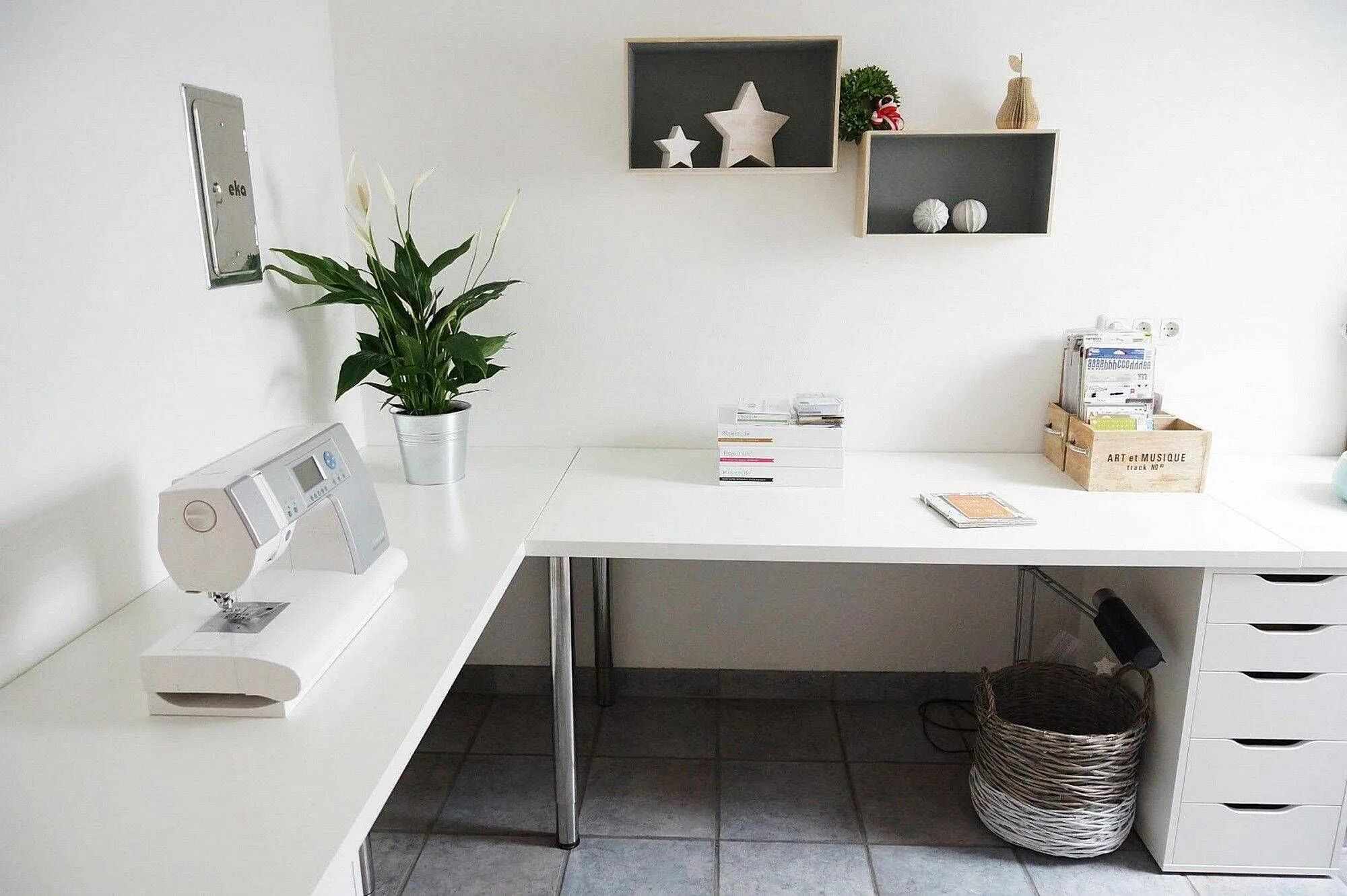 Письменный стол в интерьере комнаты Minimalist Office Desk More Image Visite Diy corner desk, Desk design, Home offi