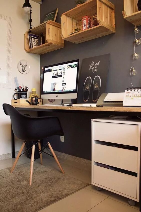 Письменный стол в интерьере комнаты 71 ideias para reutilizar caixotes de madeira na decoração Decoração de casa, De