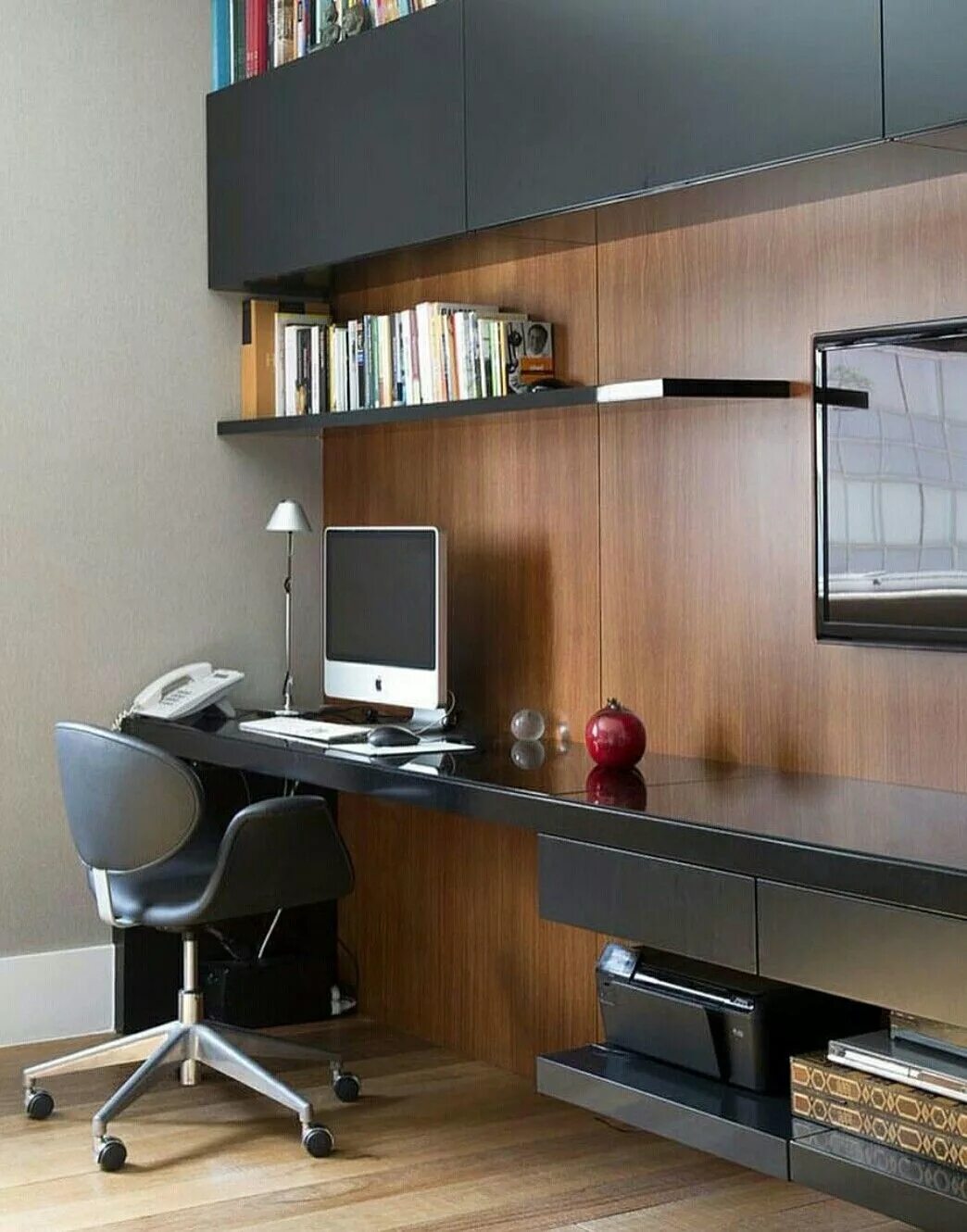Письменный стол в интерьере комнаты Pin on Escritório Home office design, Home office decor, Modern home office