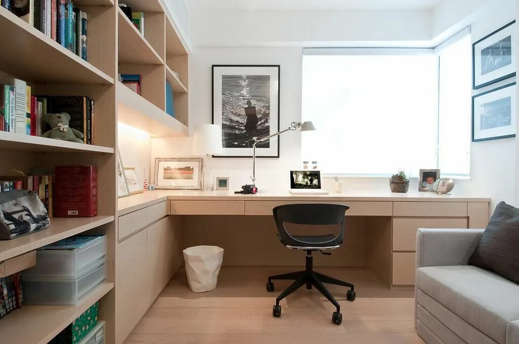 Письменный стол в интерьере комнаты Home office - Evergreen Villa Home study rooms, Minimalist home office, Home off