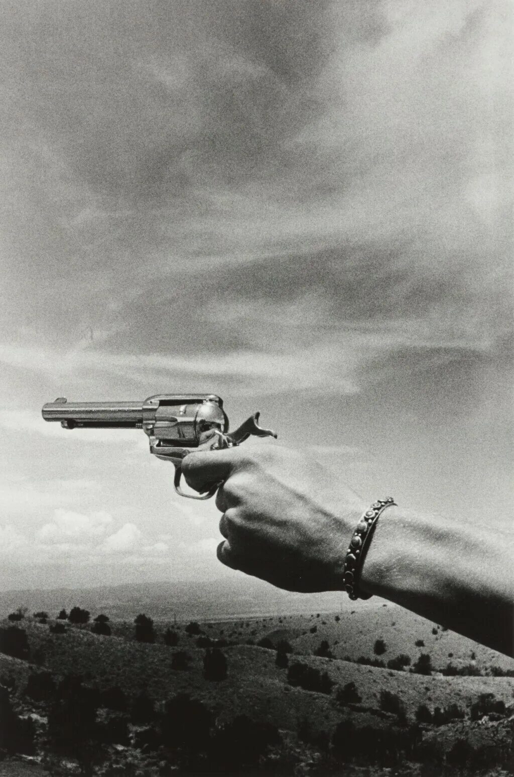 Пистолет черно белое фото Untitled (Hand and Pistol) Photographs from the Ginny Williams Collection 2020 S