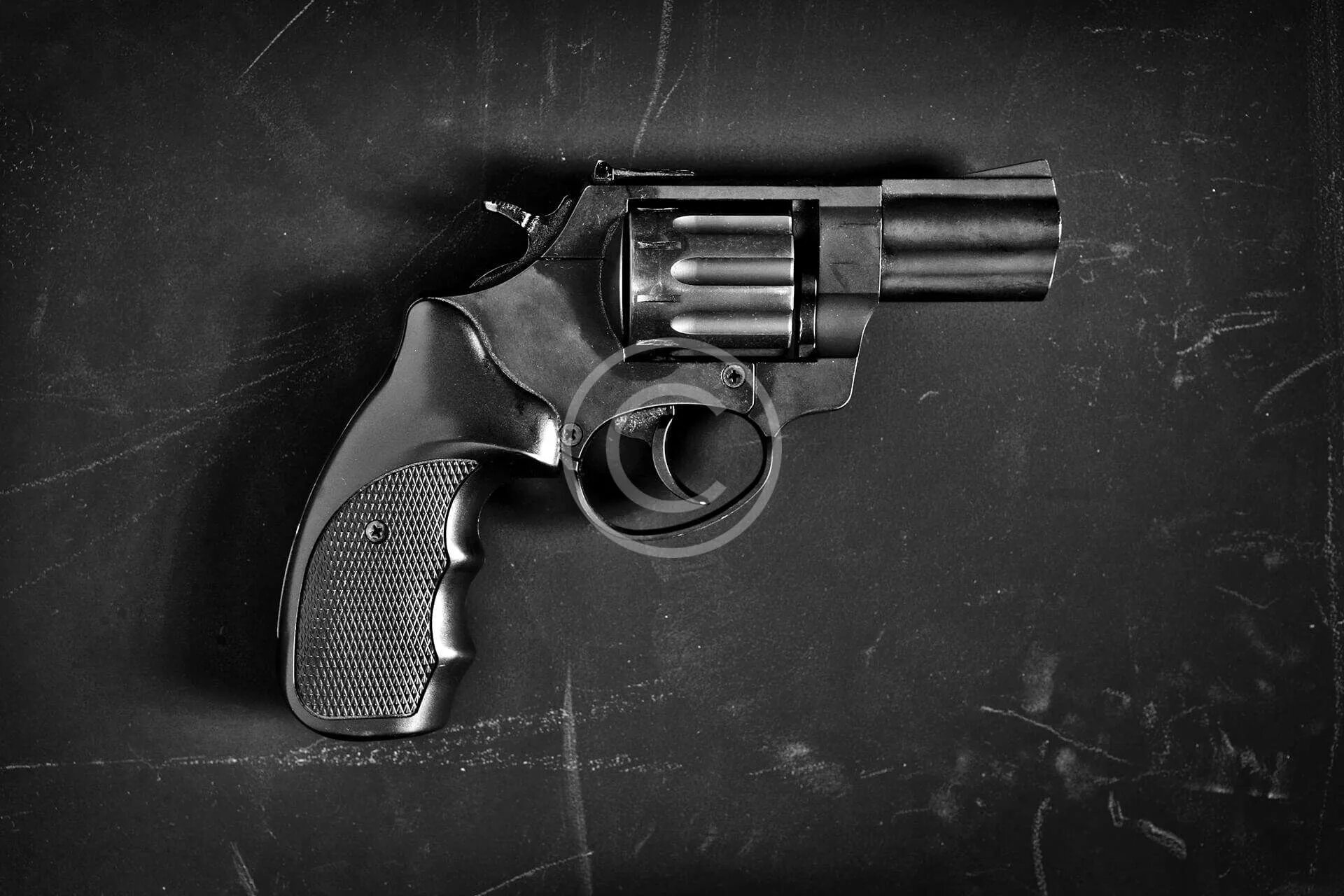 Пистолет черно белое фото Seasoned Shooter - ЗВЕРОБОЙ