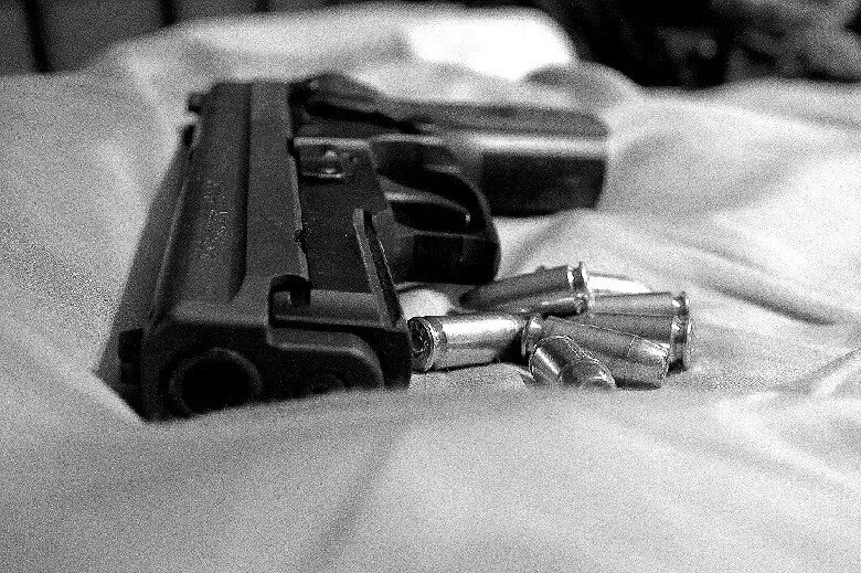 Пистолет черно белое фото Элитарное сувенирное оружие: немецкие пистолеты Второй Мировой войны. Бесплатная