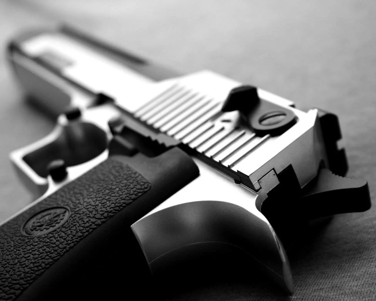 Пистолет черно белое фото Пневматический Desert Eagle от Umarex