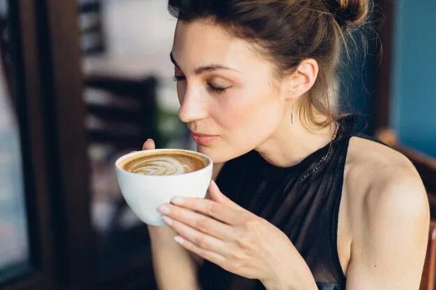 Пить кофе фото Linda mujer tomando café Foto gratis Free Photo #Freepik #freephoto #cafe #mujer